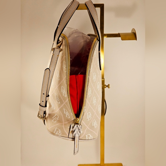 Dooney & Bourke Neutrals & Baby Pink Maxi Quilt Zip Zip Dome Satchel Crossbody - Picture 5 of 9